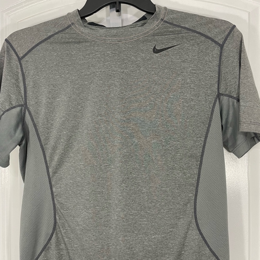 Nike Men's Gray Athletic Shirt Size Medium CB-105 - Picture 2 of 8